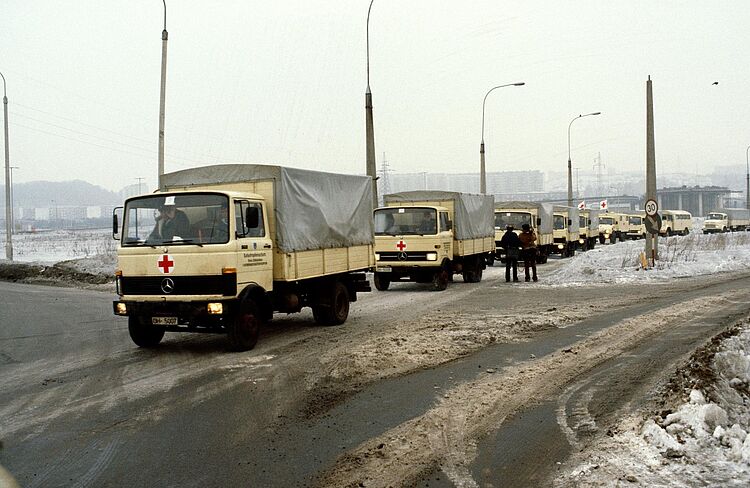 Ein Konvoi mit Hilfsgütern des DRK erreicht Sopot im Januar 1982